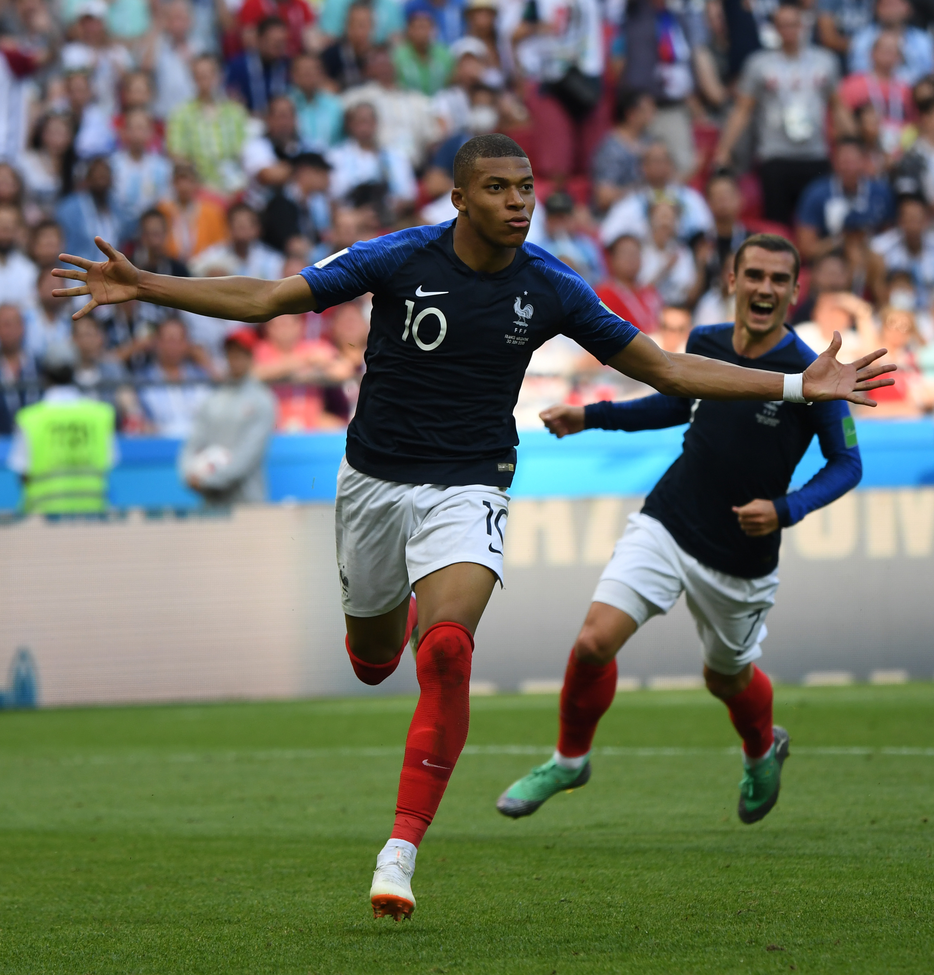 巴萨发布本赛季第四球衣：致敬20年前在伯纳乌3-0击败皇马（巴萨官宣本赛季第四套球衣，向20年前伯纳乌3比0击败皇马致敬）