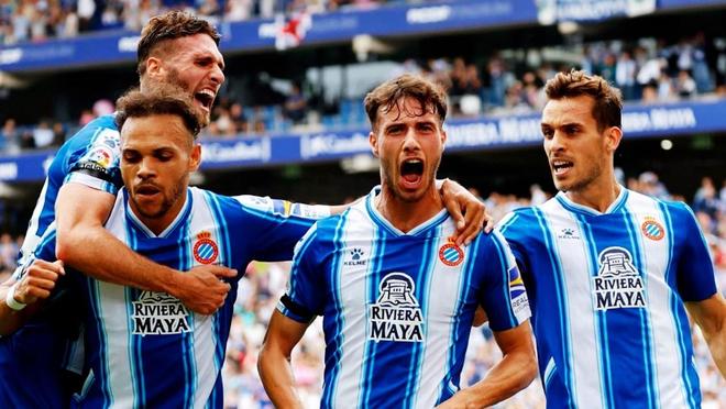 收到国足纪念球衣，尹鸿博：感谢祖国，为国出战是最大骄傲（获赠国足纪念球衣，尹鸿博致谢祖国：为国而战最荣耀）