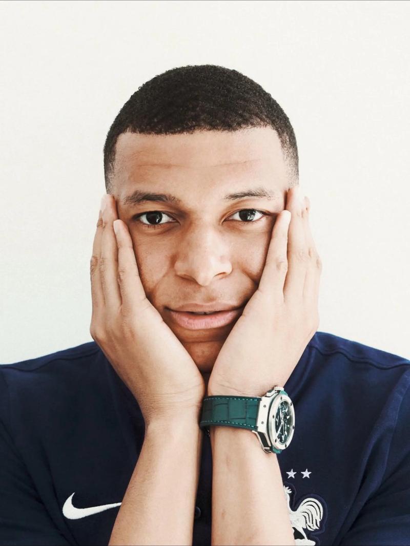 足球英超裁判再陷争议，赛后官方急发声明（英超裁判再惹争议，赛后官方火速回应）