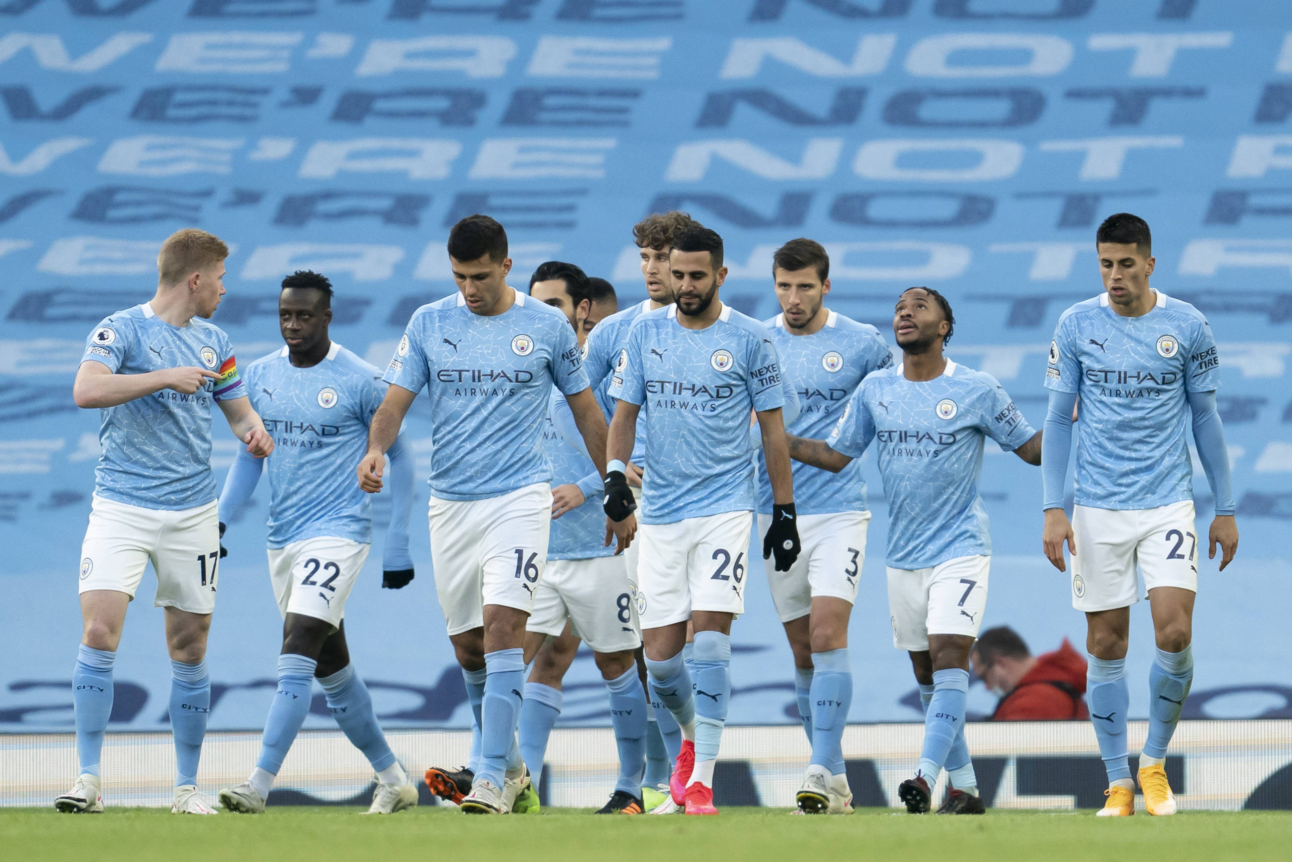 瓜帅：我们要拿98分才能英超夺冠；与摄影师冲突后马上道歉了（瓜迪奥拉：英超夺冠或需98分；与摄影师发生冲突后已迅速致歉）