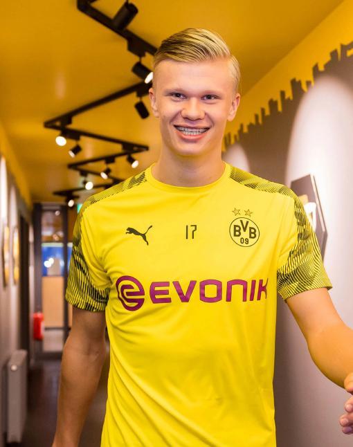 足球英超冬窗“标王”浮现，转会费惊人