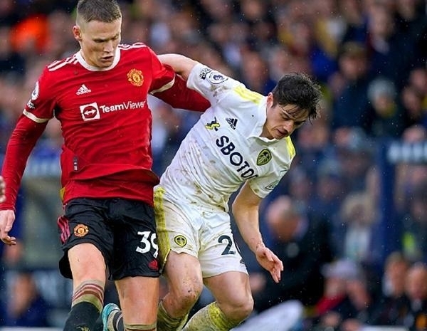 给你修修胡子，瓦科分享自己用剪刀剪克雷桑胡子的照片