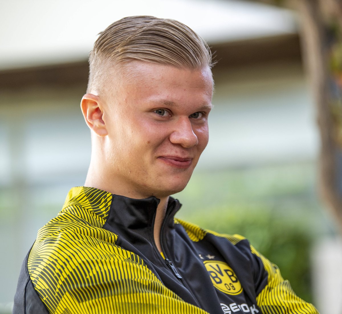 贝蒂斯进球后安东尼在包厢内庆祝，遭塞维球迷辱骂、扔杂物（贝蒂斯破门后，安东尼包厢内庆祝遭塞维球迷辱骂并遭杂物投掷）